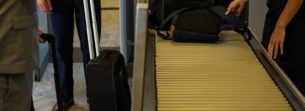 A kabinbőrönd méret szabályai és a leggyakoribb reptéri „csapdák” elkerülése